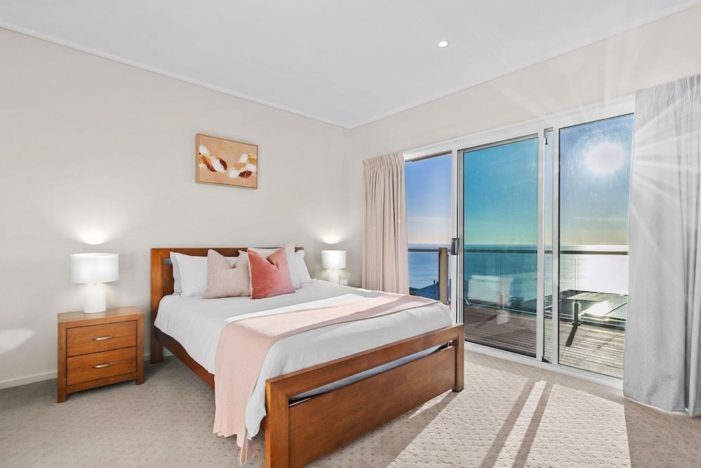 Clifftop Family Retreat With Views Pool