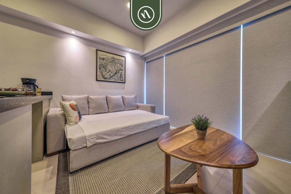 Brand New 1 BR Condo - Pool - Jacuzzi - Gym