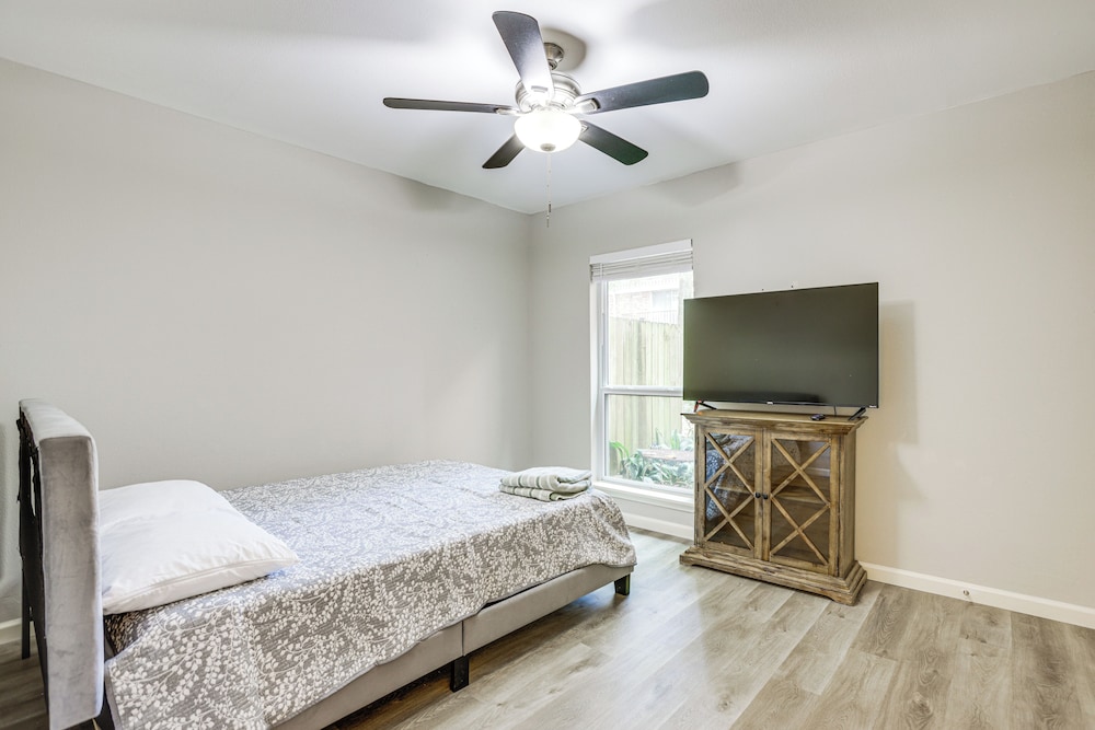 2 Mi to The Galleria: Uptown Houston Retreat!