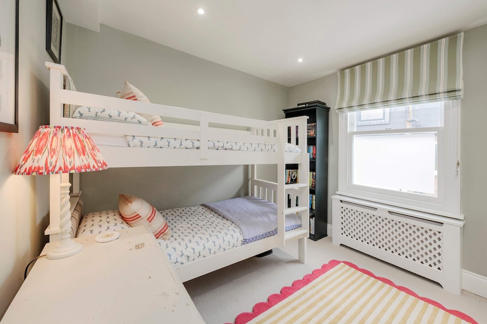 Stunning 4 bed Fulham Home With Garden