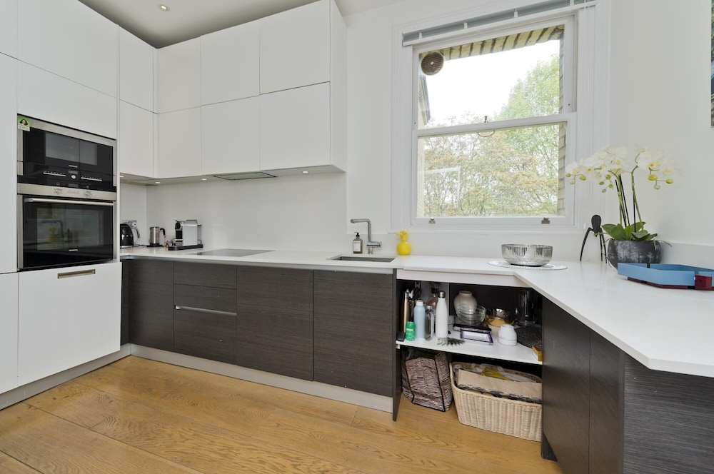 Immaculate two Bedroom Apartment in Chelsea by Underthedoormat
