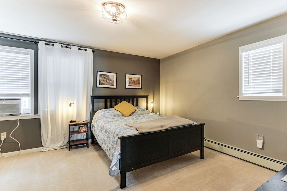 Walk to Town: Charming Unit w/ Balcony in Bedford!