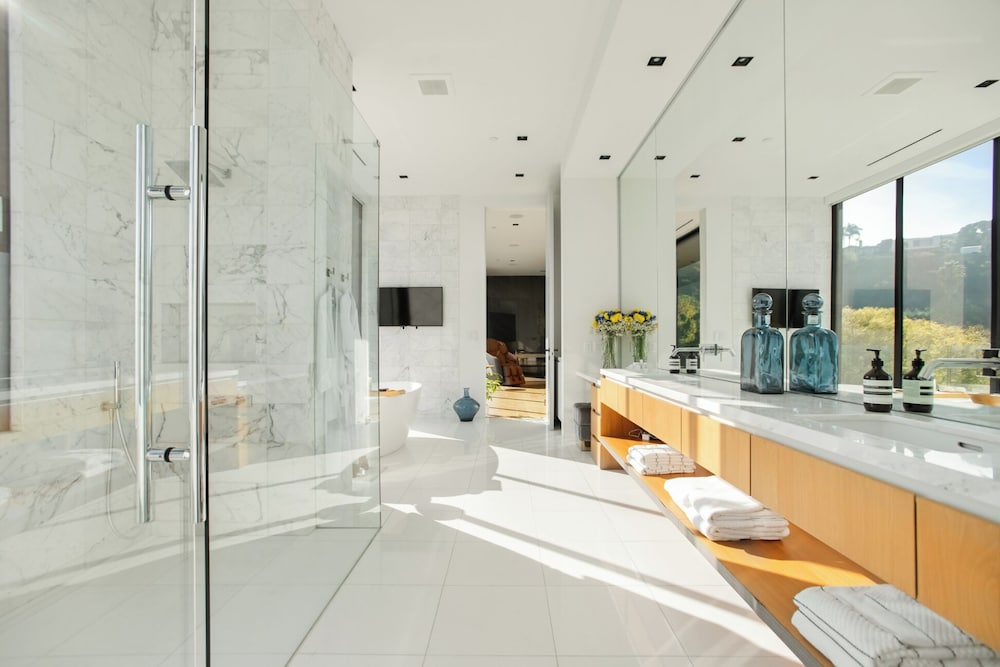 Belfast Estate - Mid-century Meets Modern - Luxe Poolside Villa