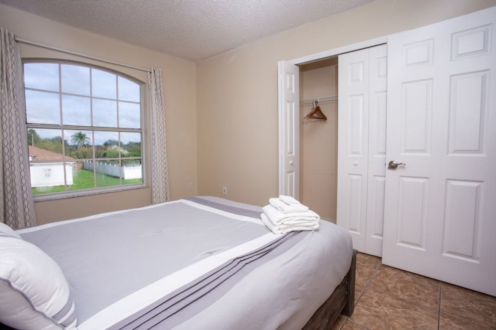 Cheerful 5 bed - 4 Bath Spacious Home
