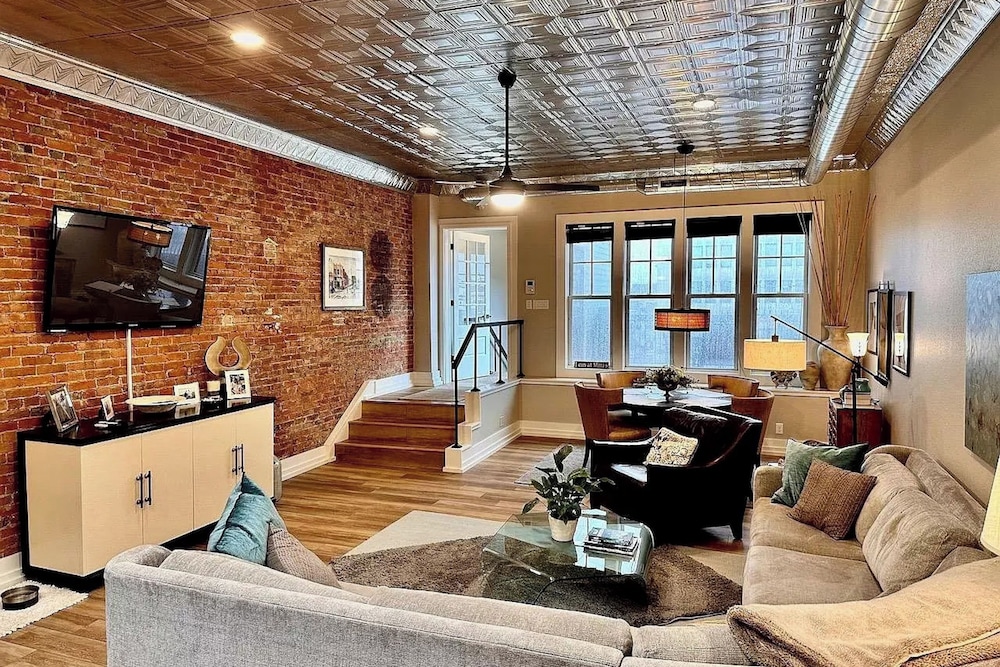 2BR Updated Dtwn Condo: Streaming, Patio, W & D