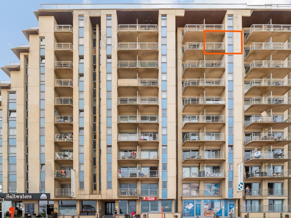 One-bedroom Flat With sea Views and Parking