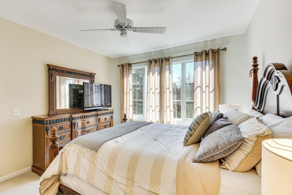 Boat, Golf & Swim: Keowee Key Condo w/ Lake Views