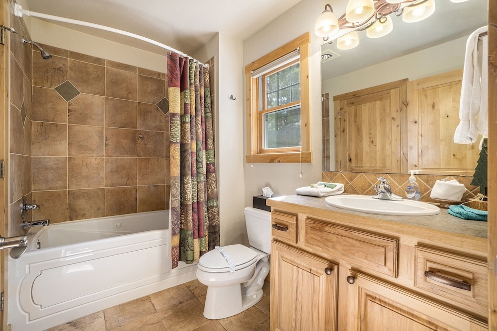 Solitude Bobcat 7 - Estes Park 2 Bedroom Condo by RedAwning - Property Image 3