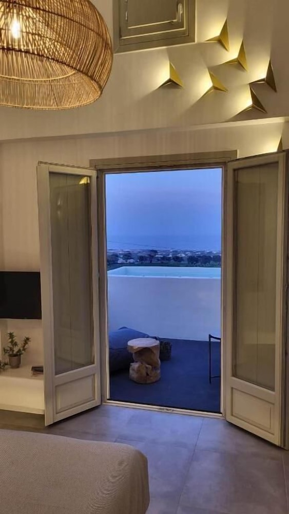 MAEVA Santorini Suites