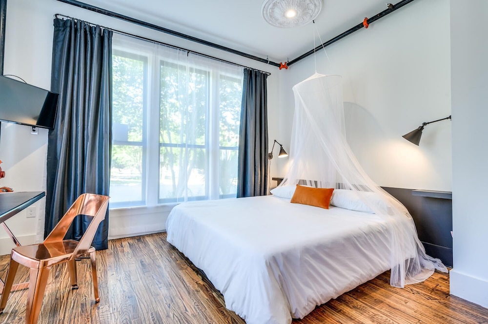 Historic B&B in Heart of ATX - 3 Suites Sleeps 10 view 2