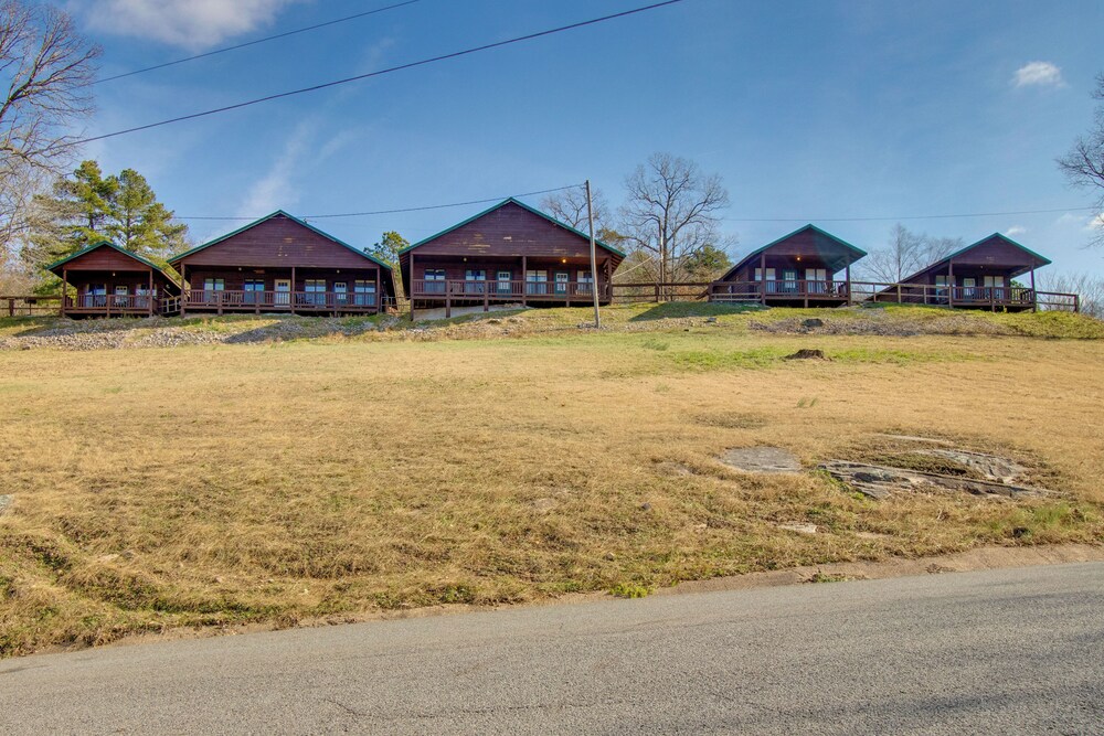 Walk to White River: Mountain View Family Cabin!