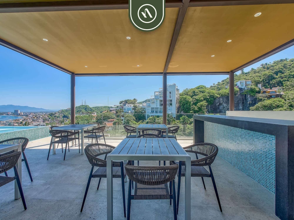 Luxury 2 BR Condo in the Jungle - Oceanview Pool