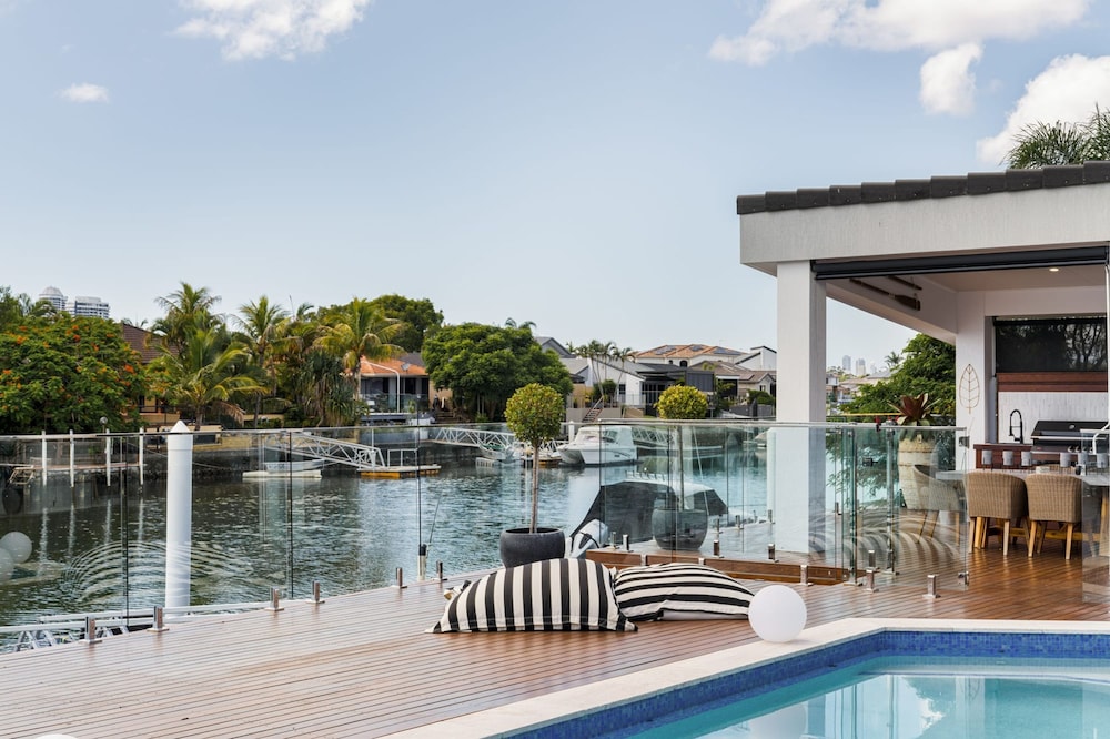 Modern Waterfront Retreat Private Pool Dock