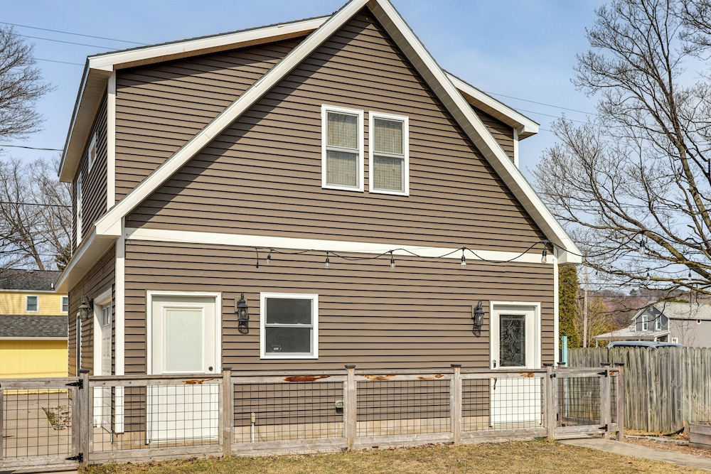 Close to Trails & Town! Artsy Apt in Frankfort