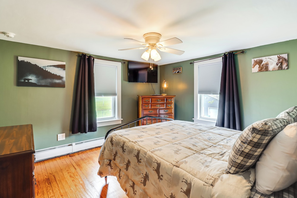 Walk to Saylors Lake: Townhome w/ Shared Perks!