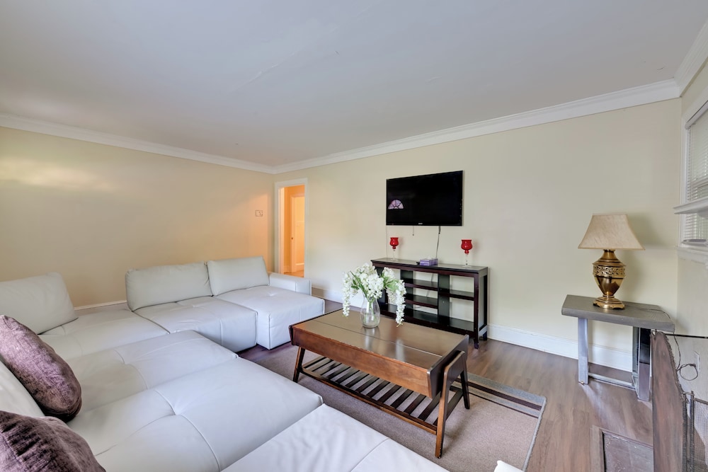 5 Mi to Uptown: Charlotte Hideaway w/ Yard