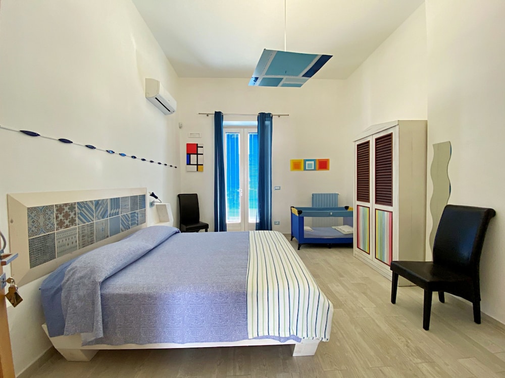 Casa Mondrian - Camere con Bagno e Piscina Privata