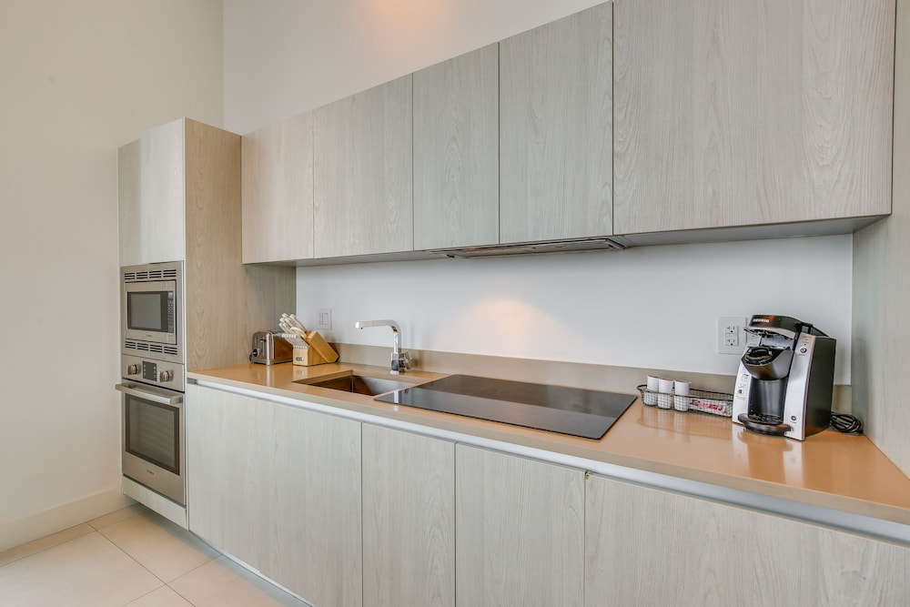 Steps to Sand: Ocean-view Condo in Hollywood