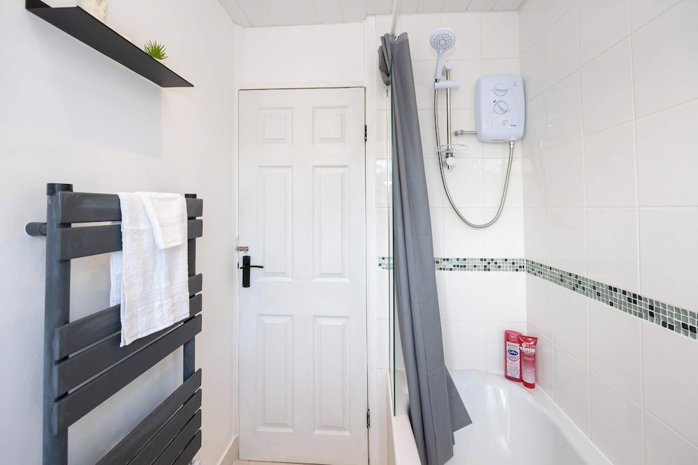Spacious Apartment Near MCR Airport