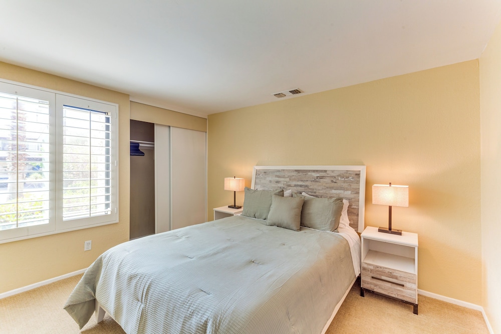 Resort-style Palm Springs Townhome w/ Pool Access
