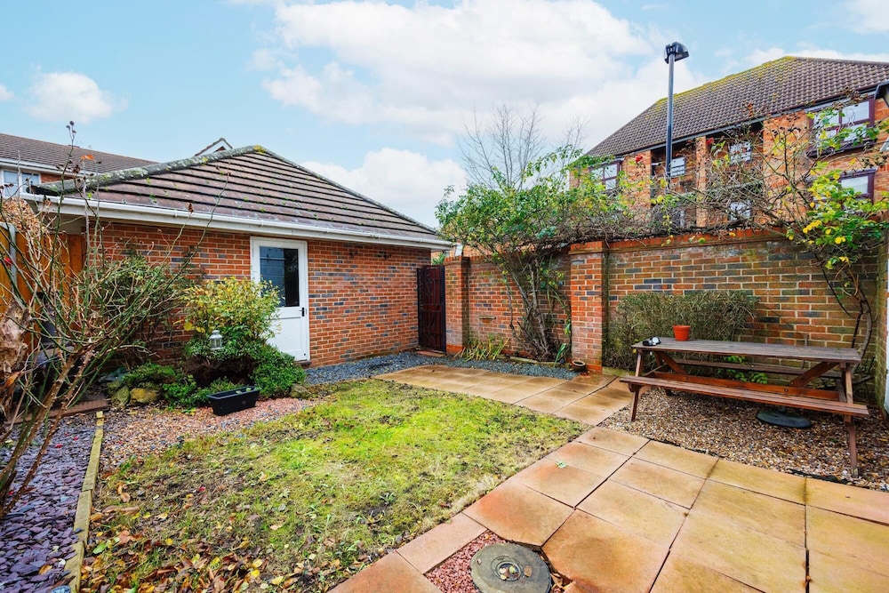 Stylish 3-bed Home in East London Free Parking