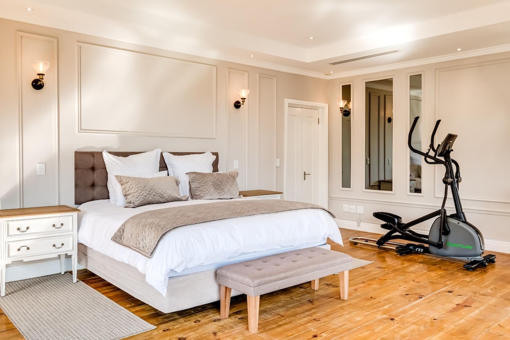Camps Bay 4bed Villa w Pool Luxe on Central