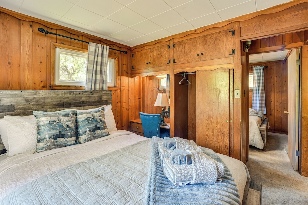 Dog Friendly: Cabin w/ Yard & Mtn Views in Cascade