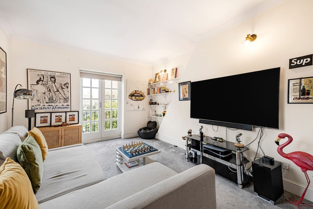 Elegant 1BR Apartment in Kensington With Balcony