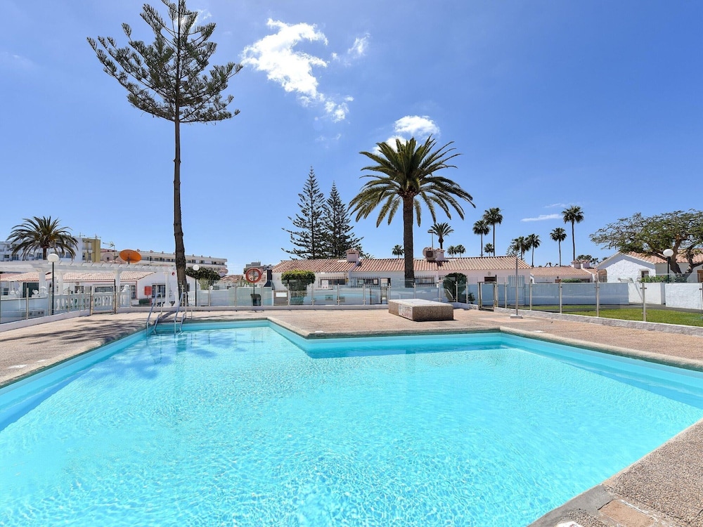 Central Bungalow With Pool