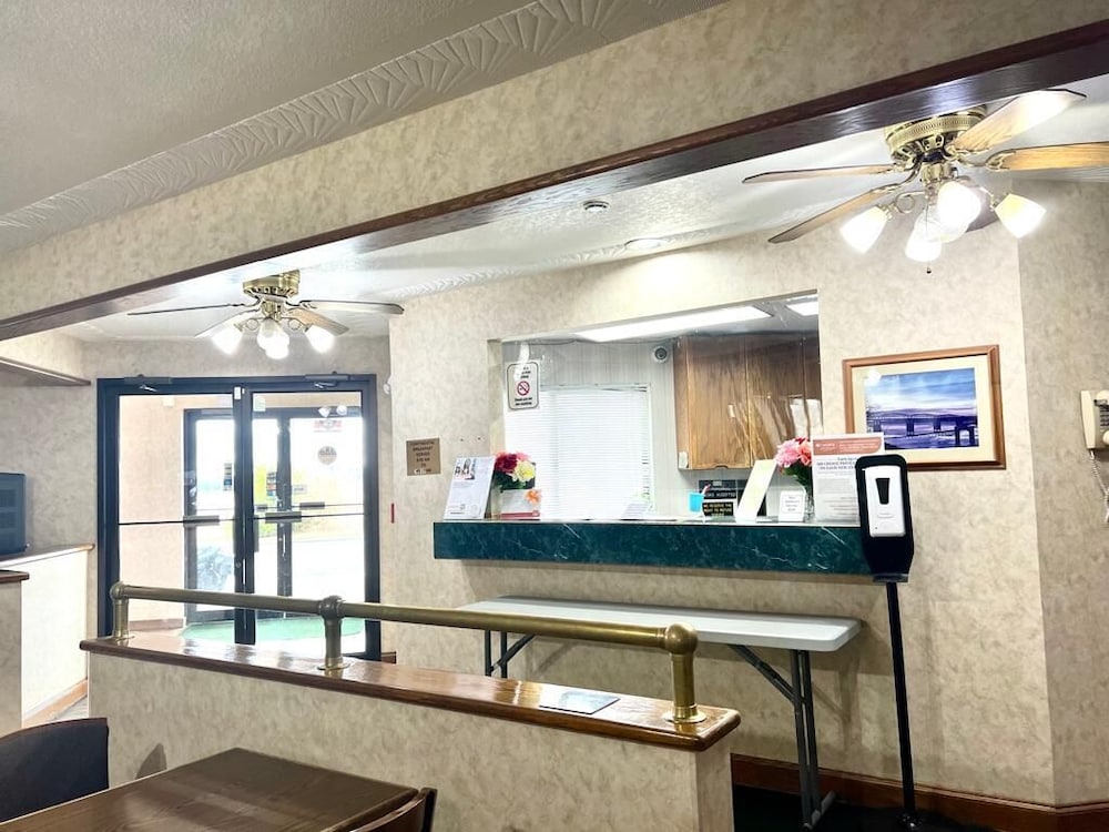 Econo Lodge Oacoma - Chamberlain West view 5