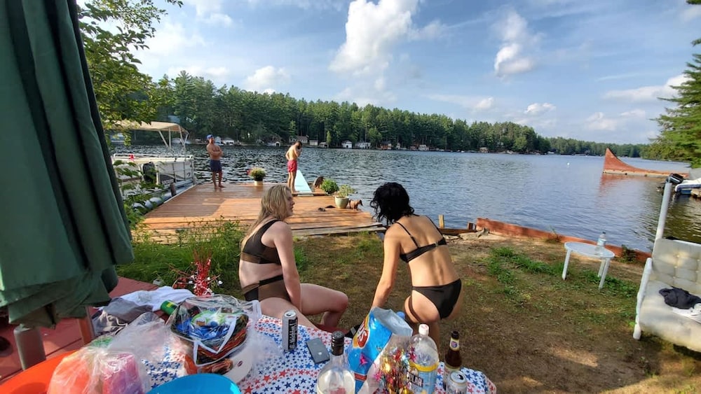 The Stabbin Cabin Grant Island w Boat Hottub Pet