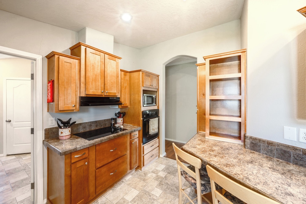 1 Mi to Lake: Getaway w/ Patio in Coulee City!