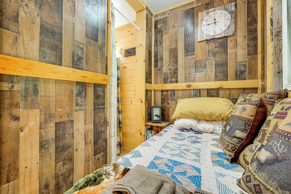 Solar-powered Brandon Studio Cabin: Hiking Access