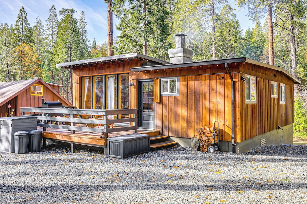 Walk to Golf, Lake: Twain Harte Cabin w/ Fireplace