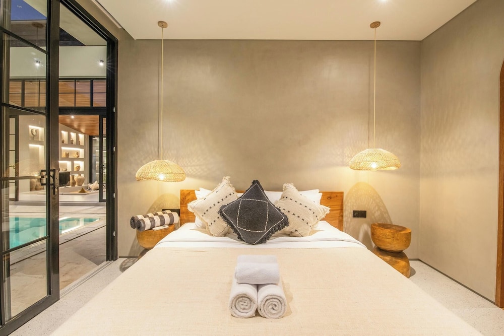Stylish 5BR Boho Hideaway, 5 Minutes Bingin Beach
