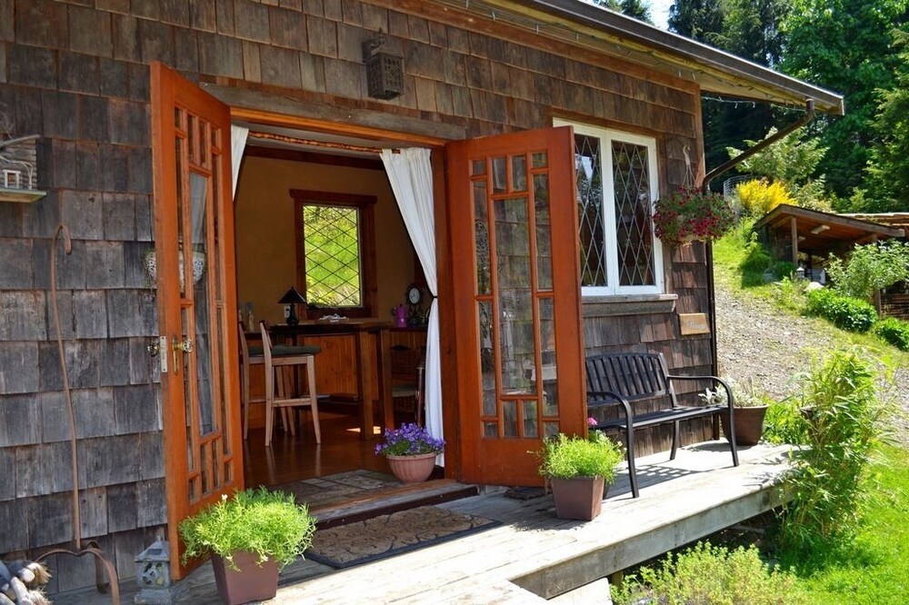 Alderwood Cottage & Suite - Bowen Island
