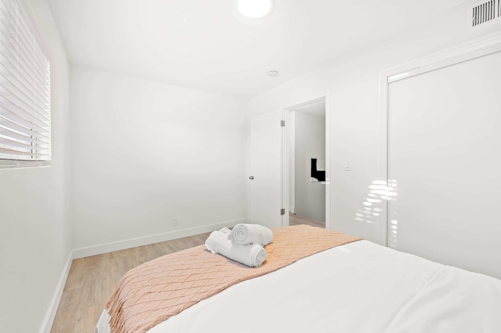 Modern Glendora Retreat Family Getaway Near Cal Poly & Mt. SAC