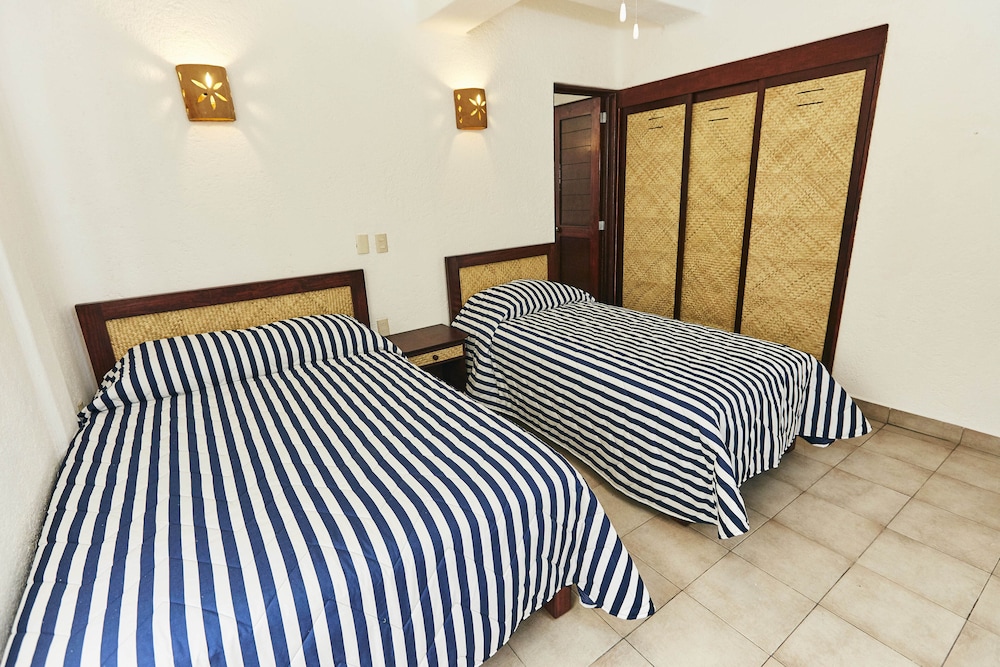 Hotel Suites Ixtapa Plaza view 2