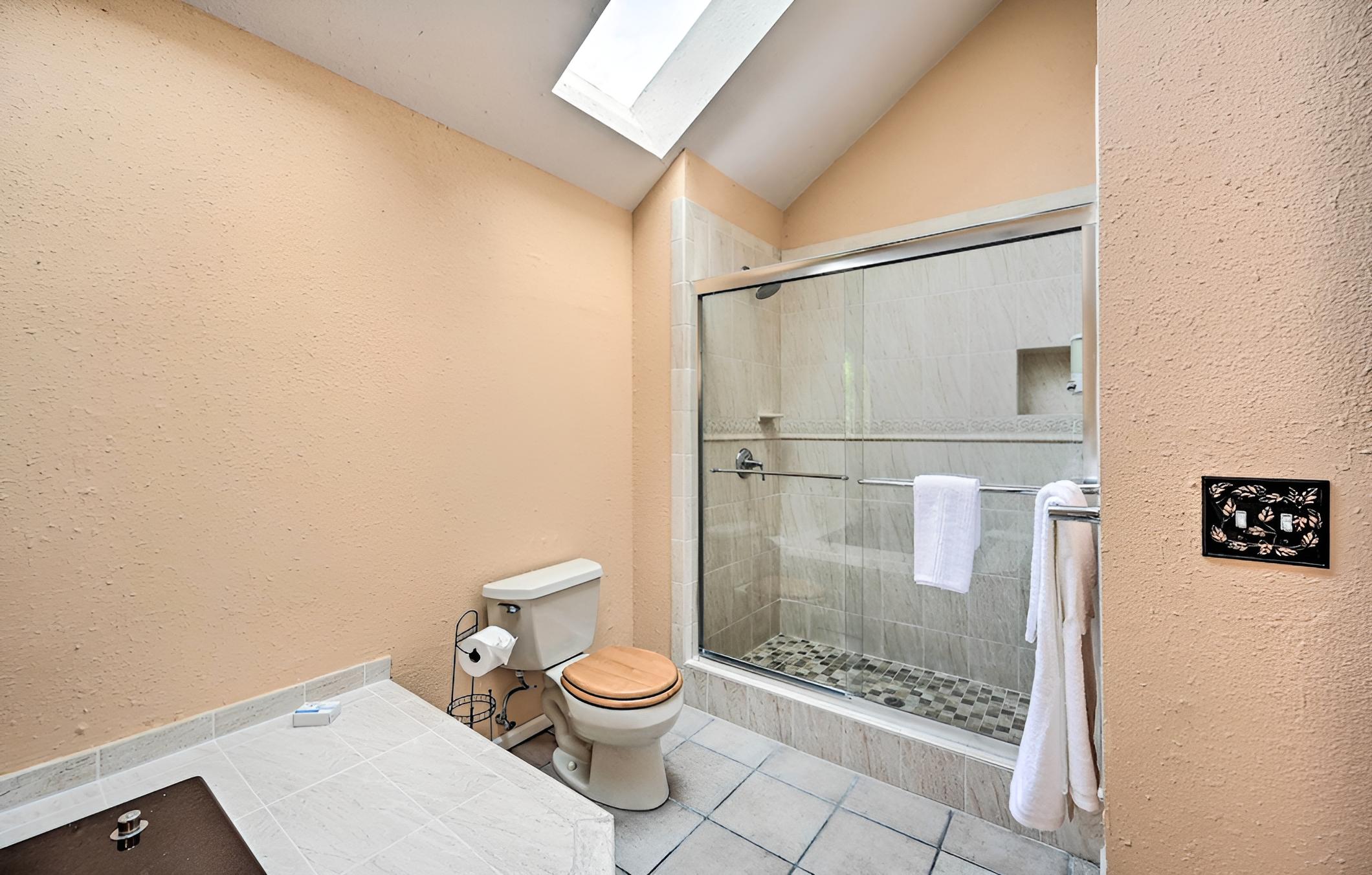 Family-friendly Redmond Home w/ Spacious Deck view 4