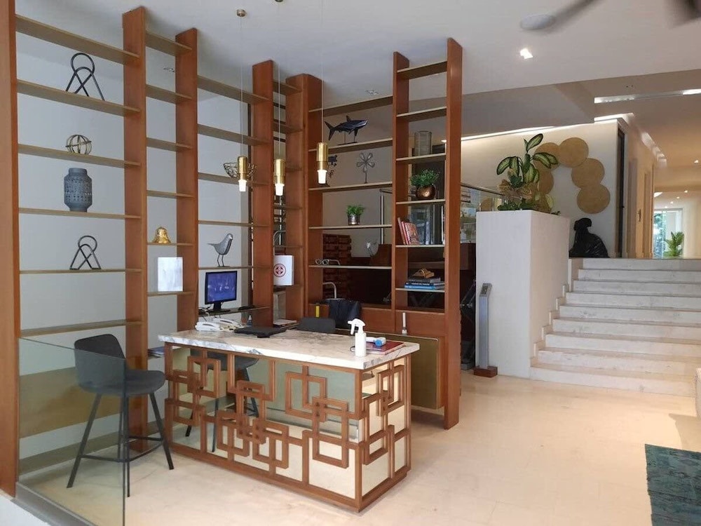 1 Br Steps From the Beach Roof w Ocean View