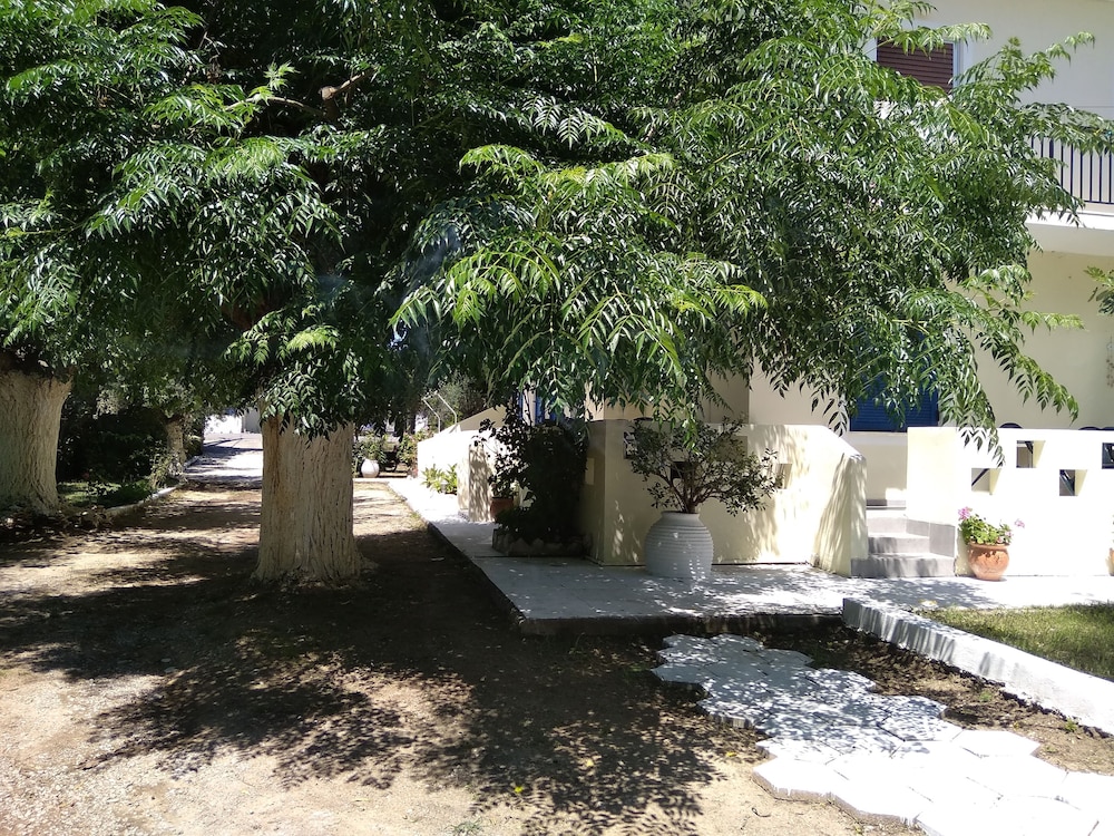 Sarantakis Apartments