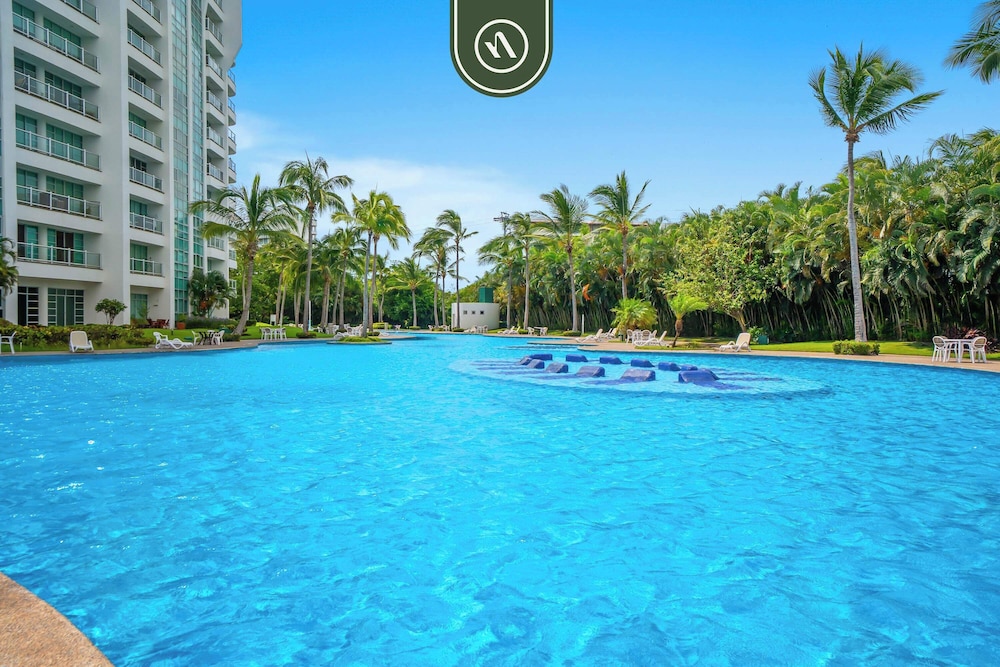 Stylish 2 BR Condo - Pools - Golf - Membership