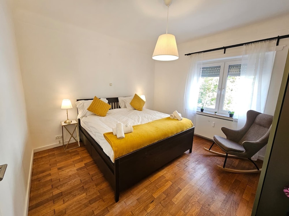 Ideal city stay 1BR near train station