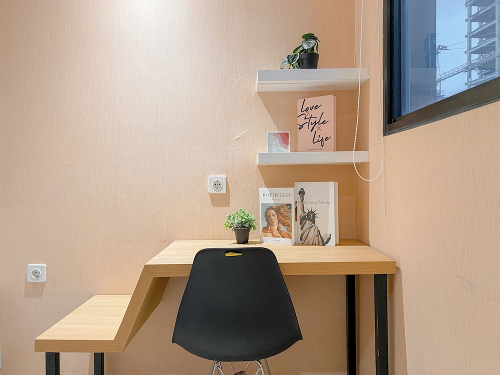 Peach Tone Studio At Evenciio Margonda Apartment