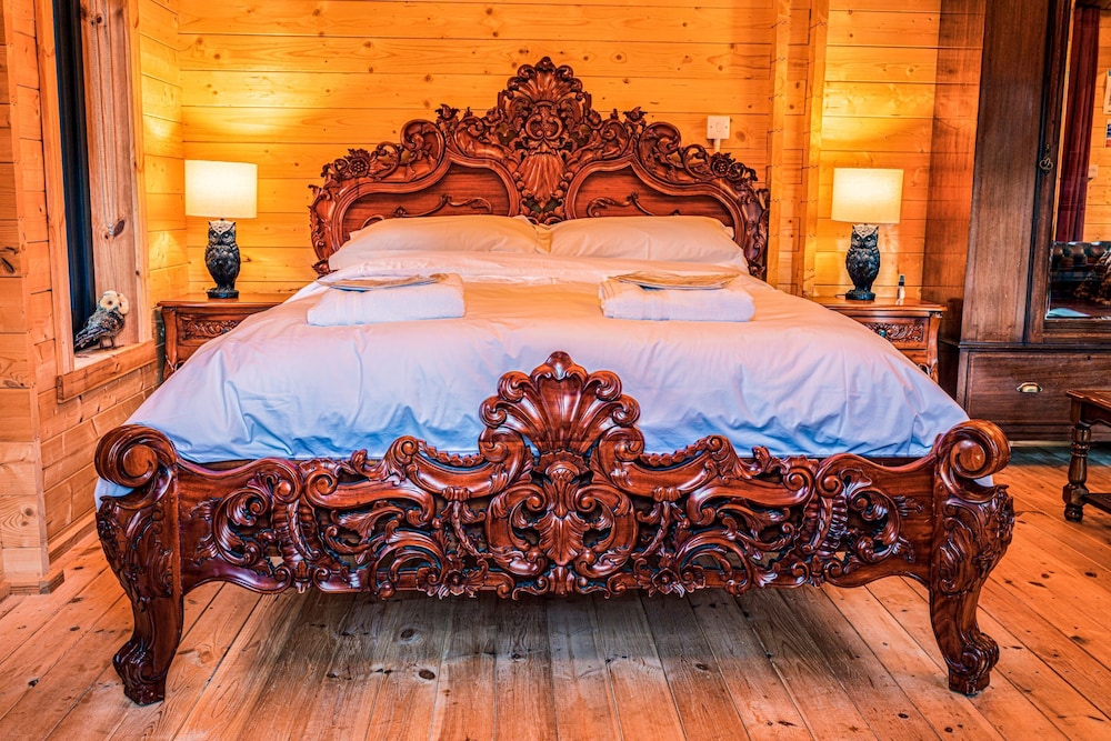 Owl Lodge With Hot Tub and Massage Treatments view 2
