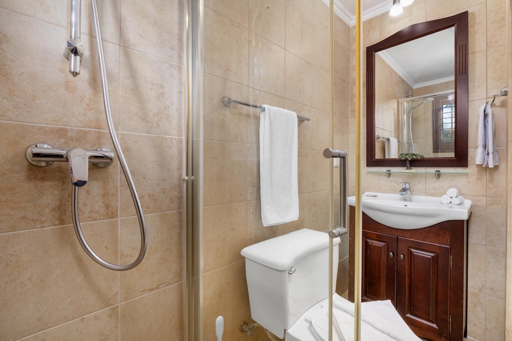 Gold Coast Townhome w Pools GYM 24 7 Security