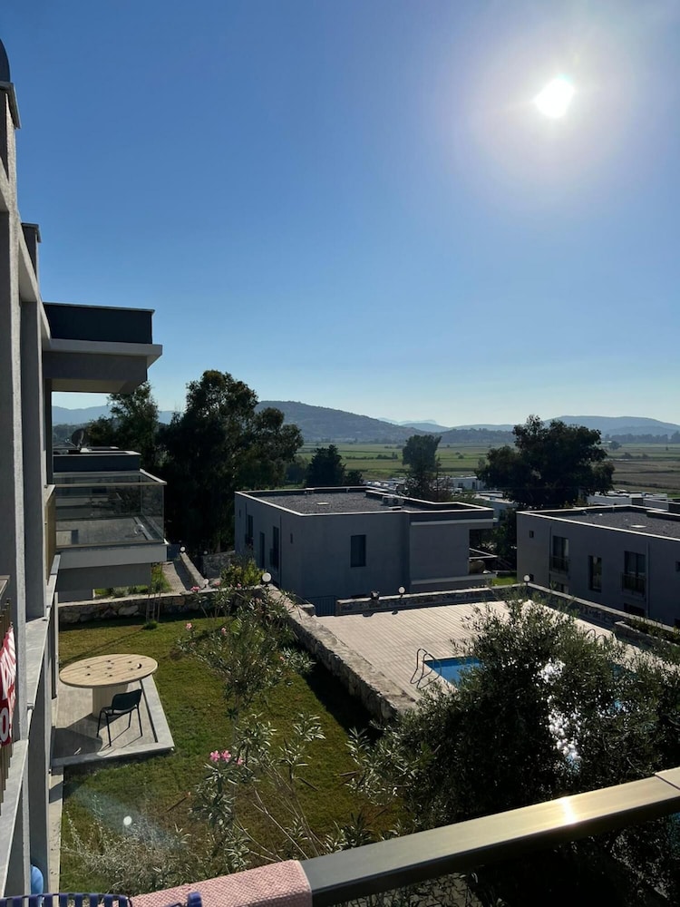 Scenic Flat With Shared Pool in Milas view 4