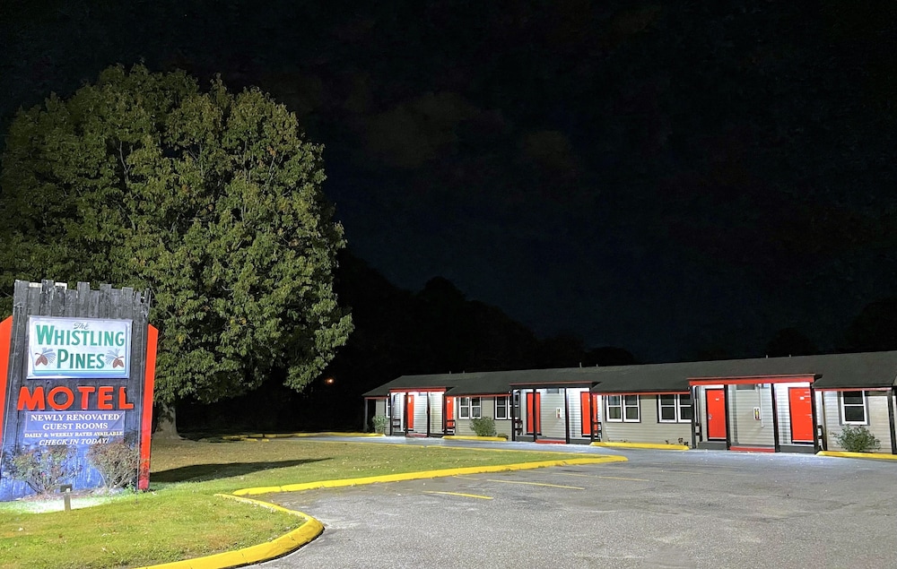 Whistling Pines - Daily & Extended Stay, Elizabeth City