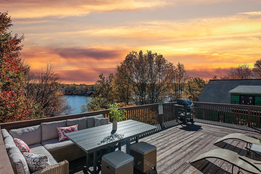 Emerald Bluff by Avantstay Lake Views Deck Fire Pit Game Room