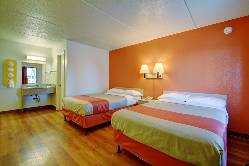 Motel 6 Chicopee, MA - Springfield